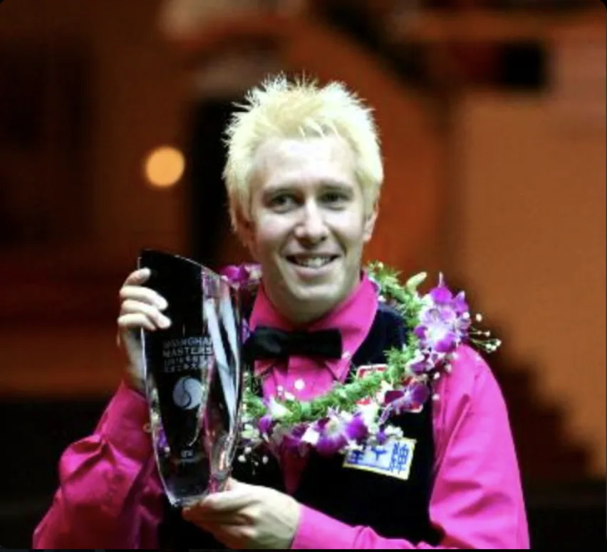 Dominic Dale holding the Shanghai Masters trophy